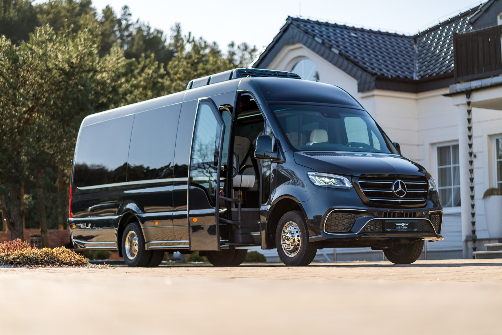 Minibus VIP Mercedes-Benz Sprinter Jet Class noir vitres teintées