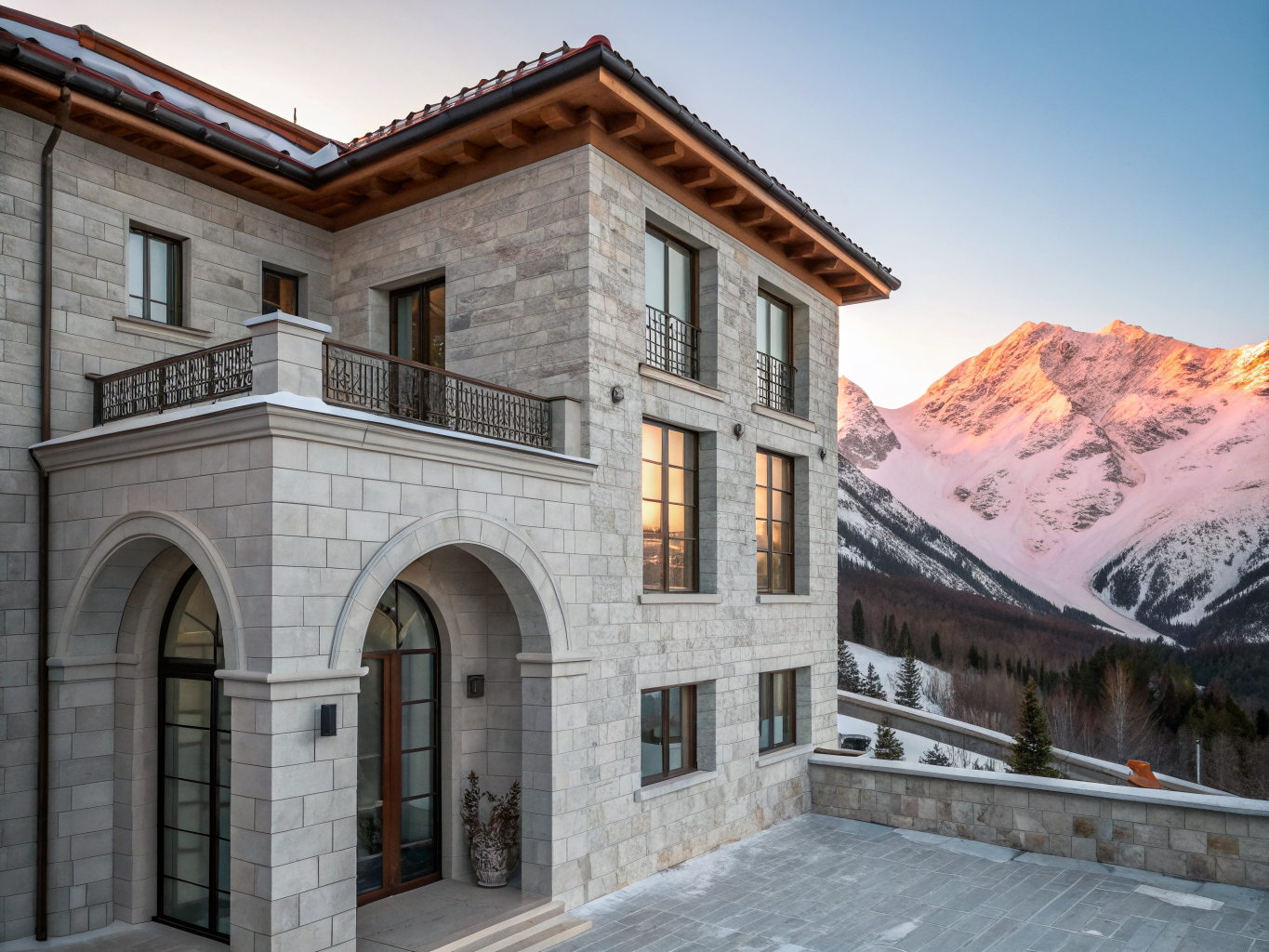 Façade d'un hôtel de luxe en montagne sous la neige