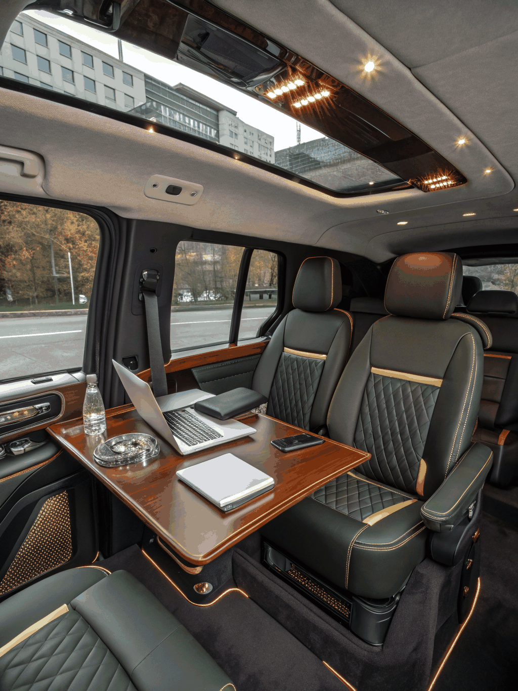 Espace passagers salon conférence en cuir noir Mercedes-Benz Classe V