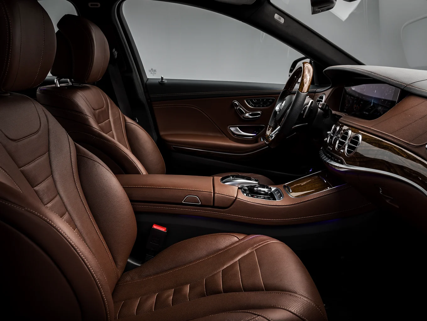 Intérieur luxueux d'une berline Mercedes-Benz Classe S avec sièges en cuir exécutif et confort haut de gamme