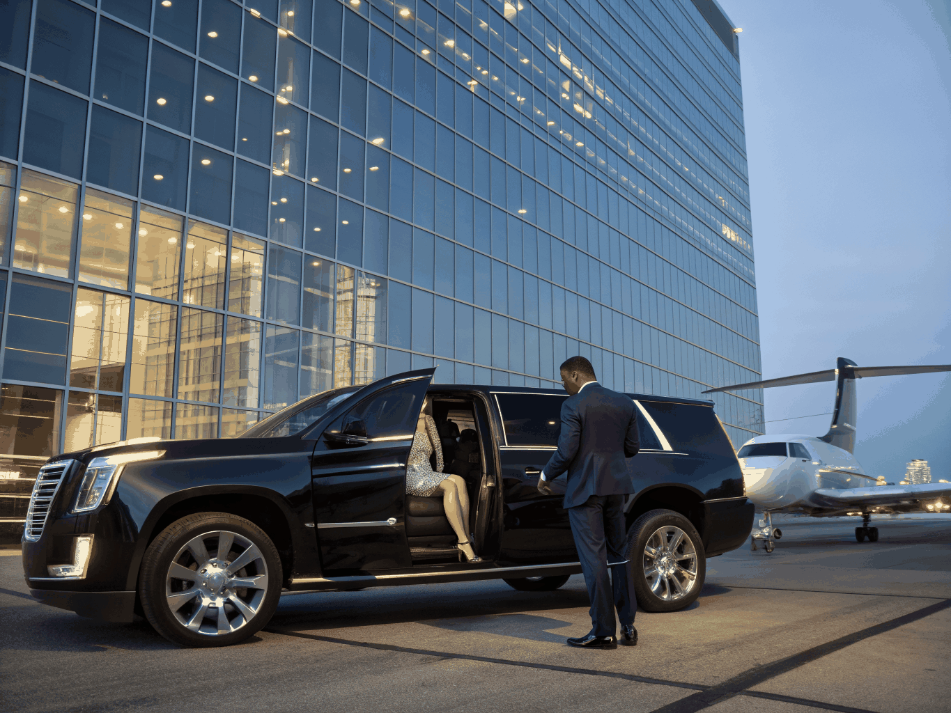 Berline de luxe noire stationnée près d'un jet privé sur le tarmac